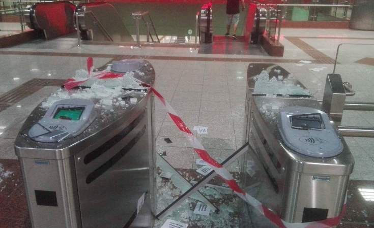 Έσπασαν ακυρωτικά μηχανήματα στο σταθμό του μετρό «Κεραμεικός»