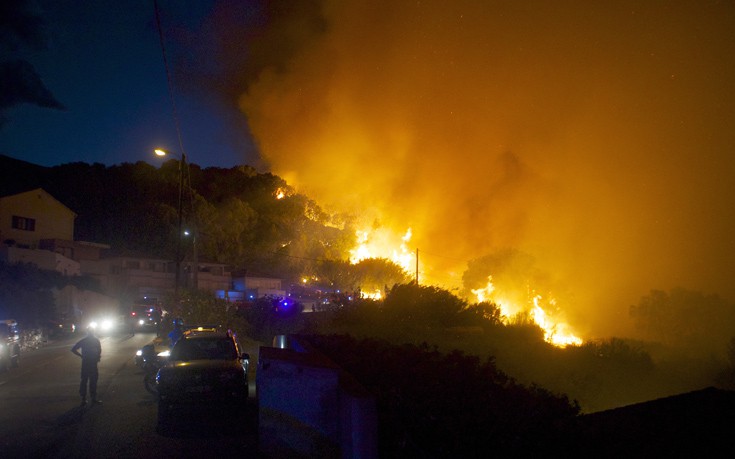 Μαίνεται η πυρκαγιά στη Γαλλία, εκκενώθηκε τη νύχτα πόλη 10.000 κατοίκων