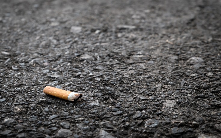 Όποιος συλληφθεί να πετάει τσιγάρα από το αυτοκίνητο θα χάνει το δίπλωμα οδήγησης