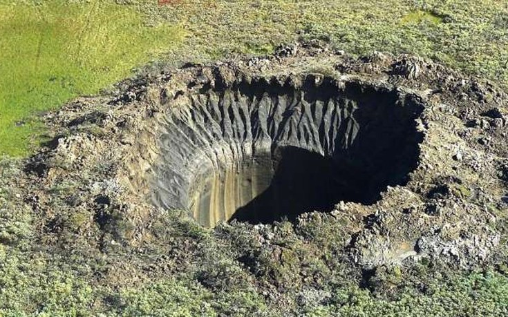 Τι δημιουργεί τους μυστηριώδεις κρατήρες που σκάνε στο έδαφος της Σιβηρίας