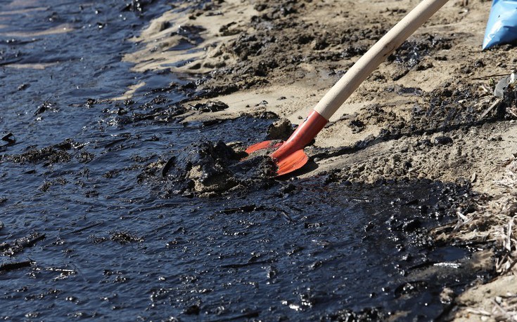 Μόλις 300 μέτρα από τη Βούλα η πετρελαιοκηλίδα που μαύρισε τις ακτές της Αττικής