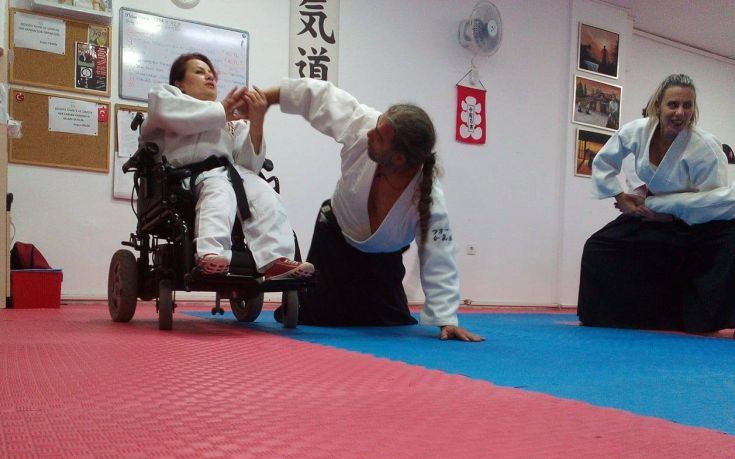 Γυναίκα καθηλωμένη σε αναπηρικό αμαξίδιο παίρνει μαύρη ζώνη και εντυπωσιάζει