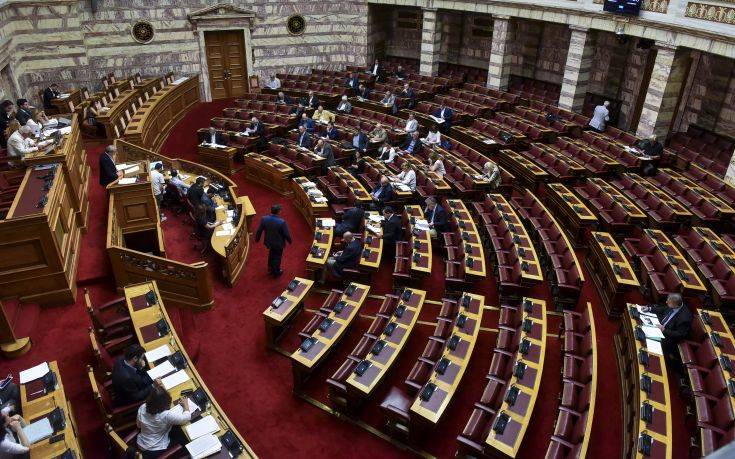 Υψηλοί τόνοι στη Βουλή: «Είναι το ψήφισμα και το ξεψήφισμα σε όλο το μεγαλείο του»