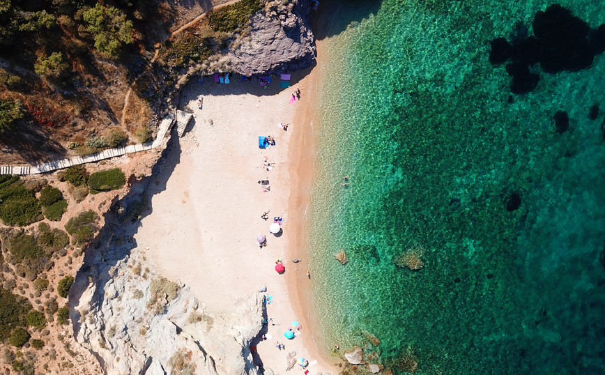 Παραλίες σε απόσταση αναπνοής από το κέντρο της Αθήνας που θα σας κλέψουν την καρδιά