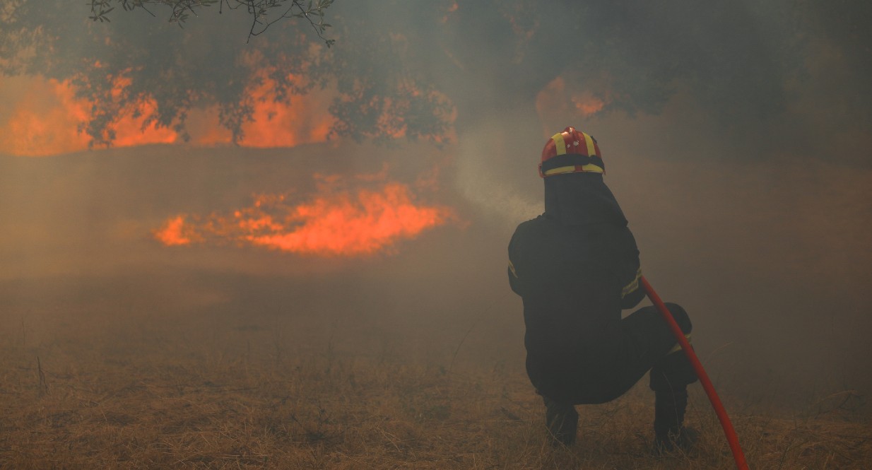 Φωτιά στο Λαύριο Αττικής – Πολλά οχήματα της πυροσβεστικής στο σημείο