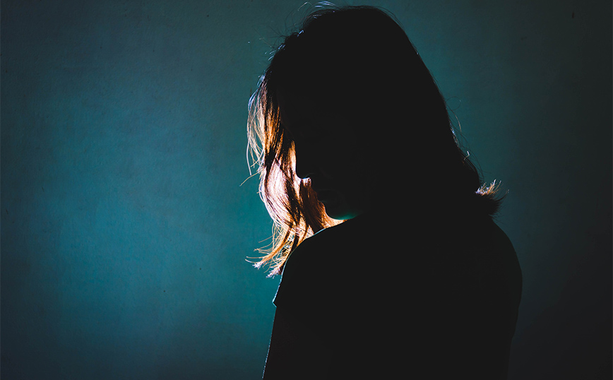 Τι έδειξε η ιατροδικαστική εξέταση της 22χρονης στον Τύρναβο, η οποία κατήγγειλε ομαδικό βιασμό