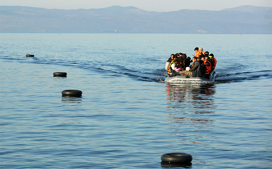 Δεκάδες μετανάστες εντοπίστηκαν σε ακυβέρνητη βάρκα στη Λέσβο