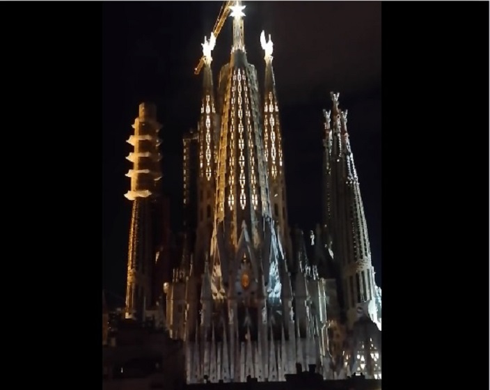 Ισπανία: Φωταγωγήθηκαν οι δύο νέοι πύργοι της Σαγράδα Φαμίλια στη Βαρκελώνη, σηματοδοτώντας την τελική ευθεία των εργασιών