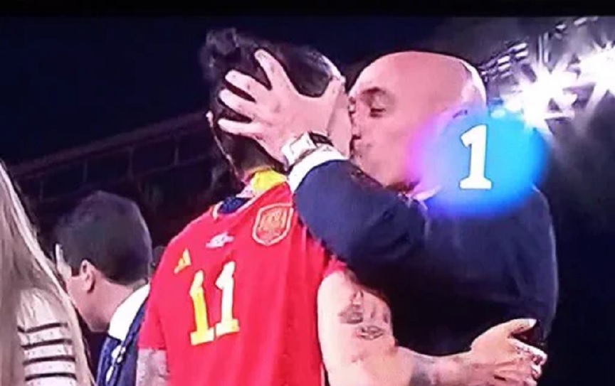 Ο πρόεδρος της Ισπανικής Ποδοσφαιρικής Ομοσπονδίας ζήτησε συγγνώμη για το φιλί στην Τζένι Ερμόσο