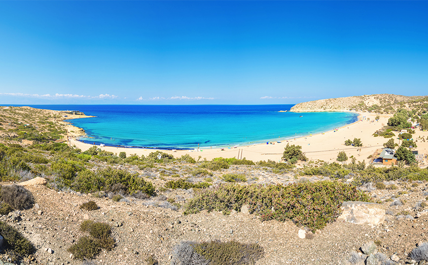 Η πινακίδα στο μικρό ελληνικό νησί για τον γυμνισμό &#8211; «Κάτι αλλάζει στον μποέμ προορισμό από τη δεκαετία του 1960;» αναρωτιέται το BBC