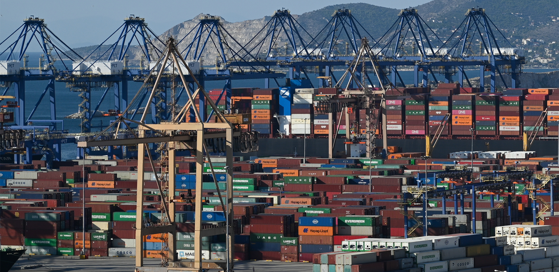 Πώς επηρεάζουν οι επιθέσεις των Χούθι το διεθνές εμπόριο και το λιμάνι του Πειραιά
