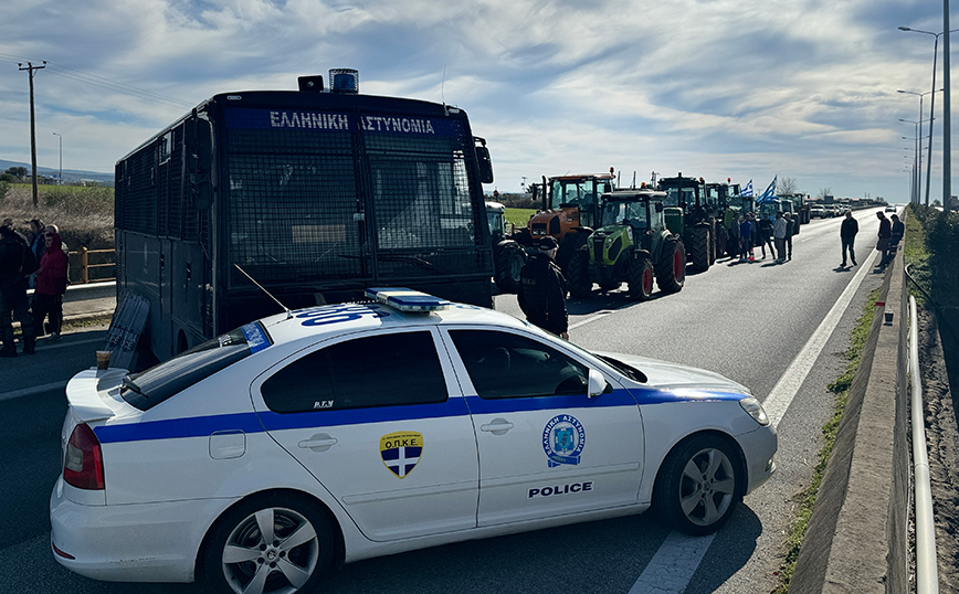 Αγρότες στη Χαλκιδική «μπουκάρουν» με τα τρακτέρ στα χωράφια, για να αποφύγουν μπλόκο της ΕΛ.ΑΣ.