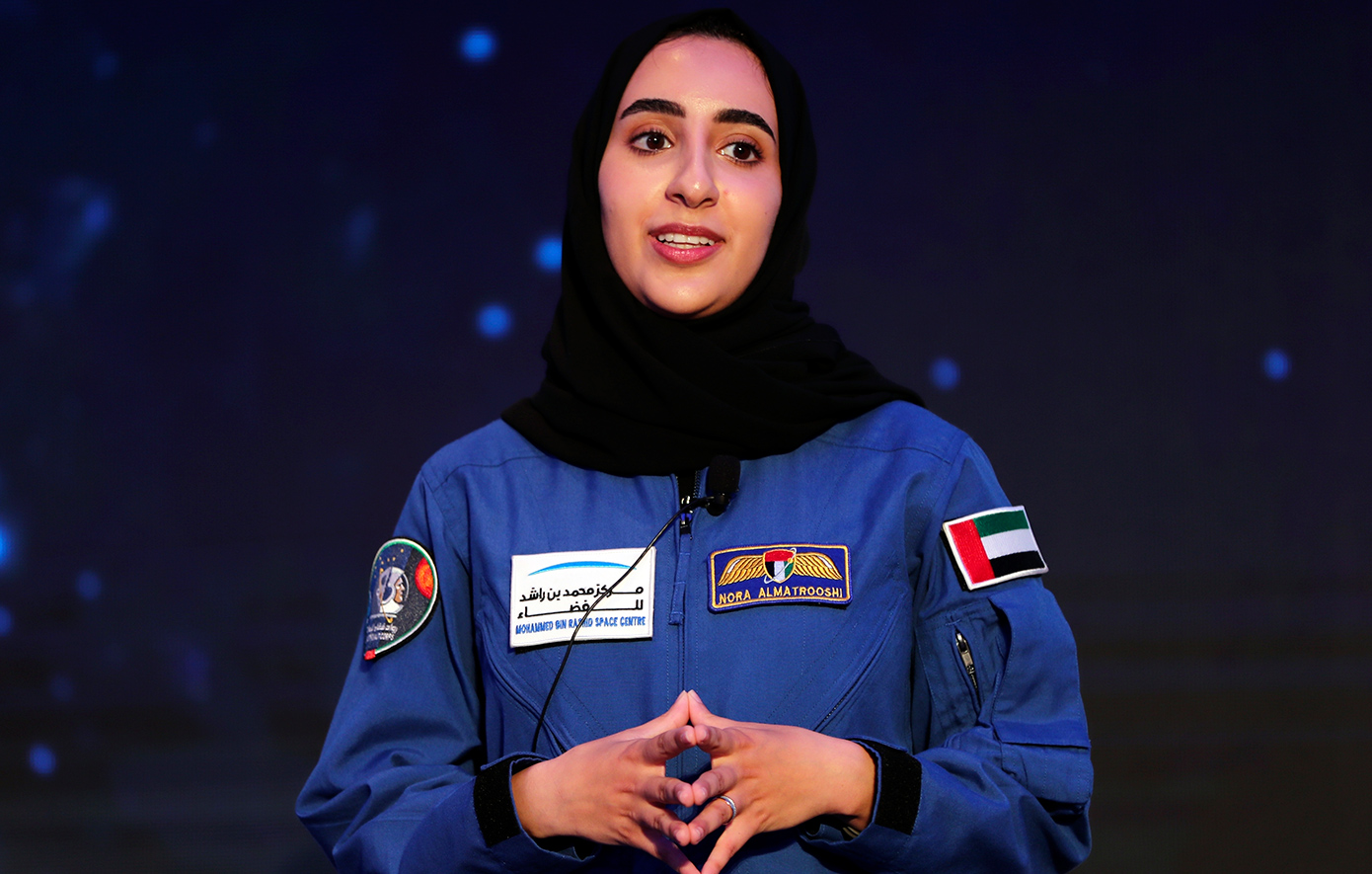 Η πρώτη γυναίκα αραβικής καταγωγής ετοιμάζεται για προσσελήνωση της NASA, φορώντας διαστημική στολή με&#8230; χιτζάμπ