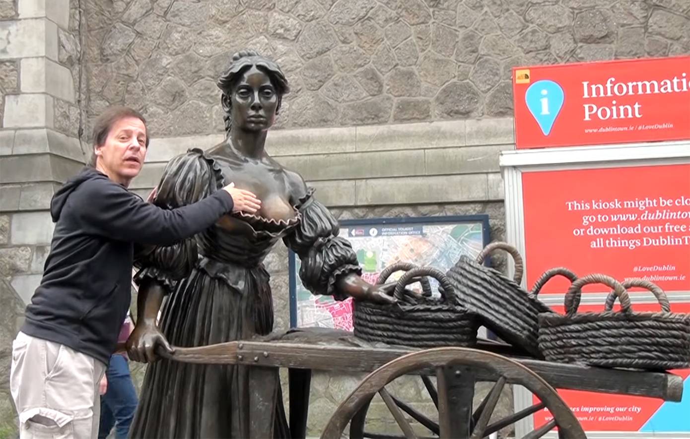 «Σταματήστε να πιάνετε το στήθος της» ζητάει το Δουβλίνο από τους τουρίστες που καταστρέφουν το άγαλμα της Molly Malone