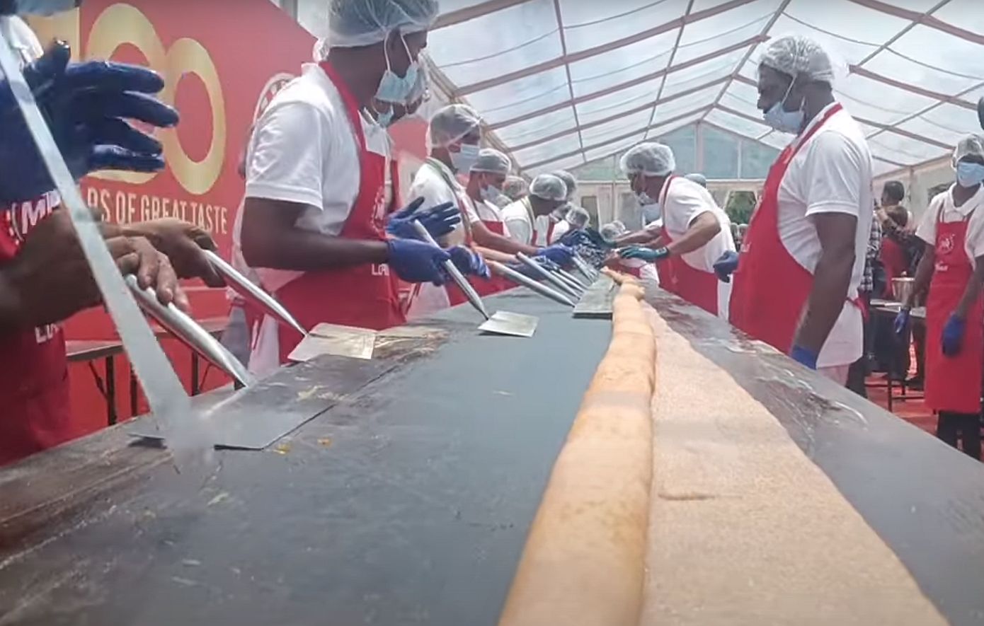 Ρεκόρ Γκίνες στην Ινδία με κρέπα μήκους 37,5 μέτρων