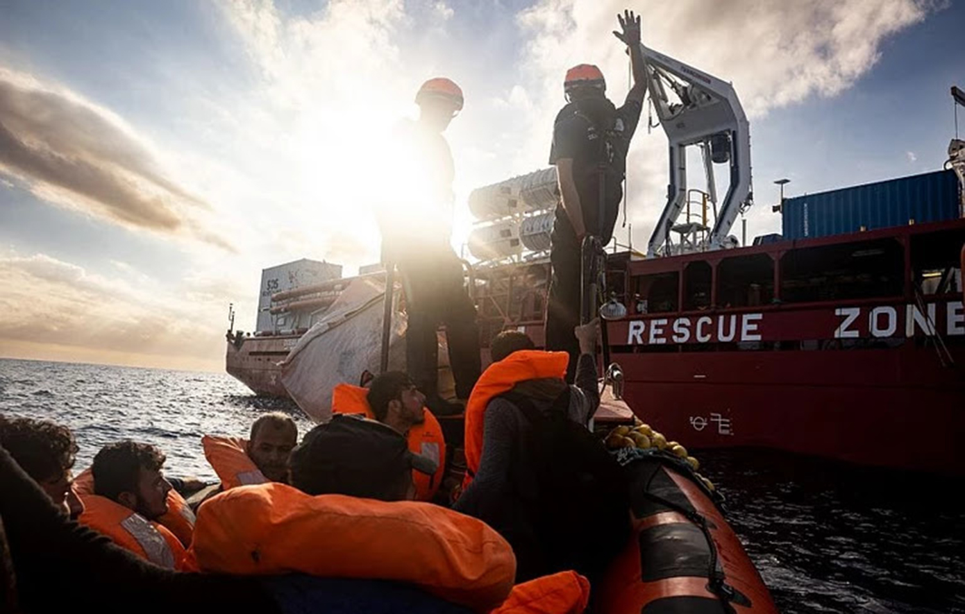 Ιταλία: 23 μετανάστες και πρόσφυγες αποβιβάστηκαν στην Κατάνη από το πλοίο Ocean Viking