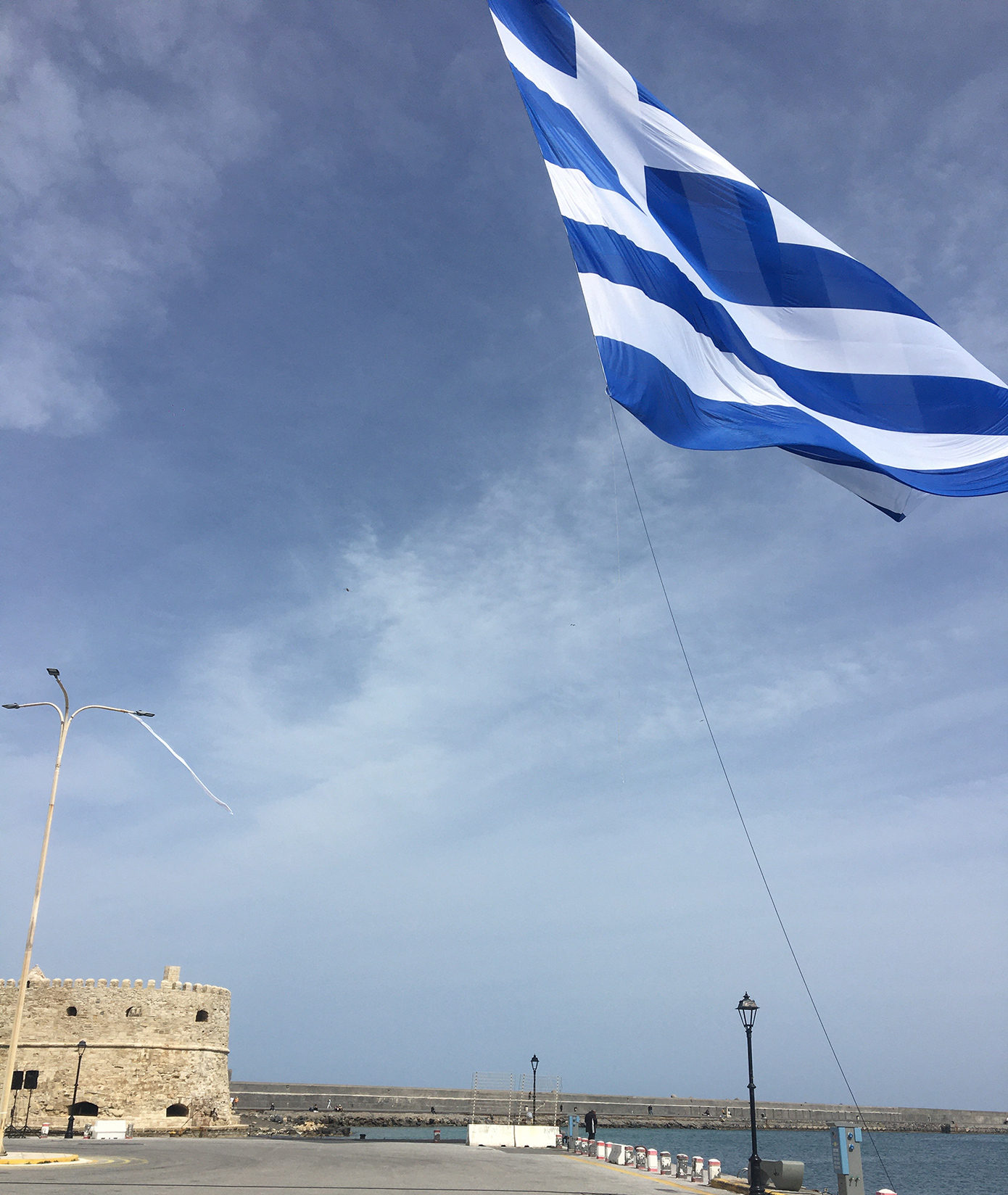 Ελληνική σημαία 1,5 στρέμμα υψώθηκε στο λιμάνι του Ηρακλείου