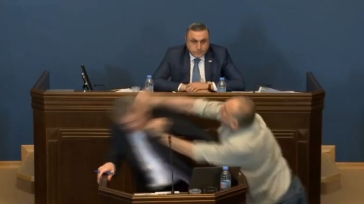 Άγριο ξύλο μεταξύ βουλευτών on camera στο κοινοβούλιο της Γεωργίας &#8211; Δείτε βίντεο