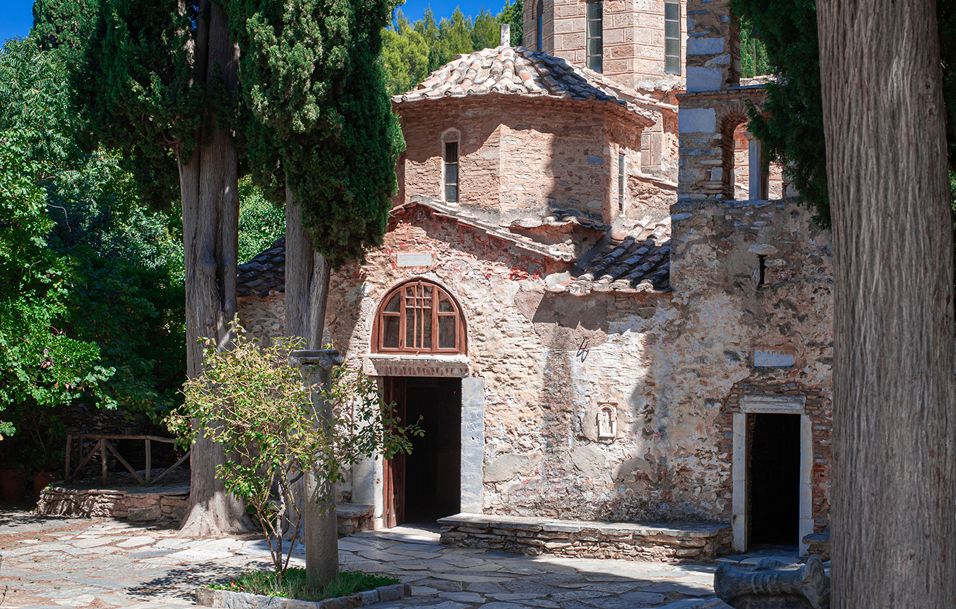 Τρεις γραφικές εκκλησίες στην Αθήνα για την πιο κατανυκτική περιφορά Επιταφίου