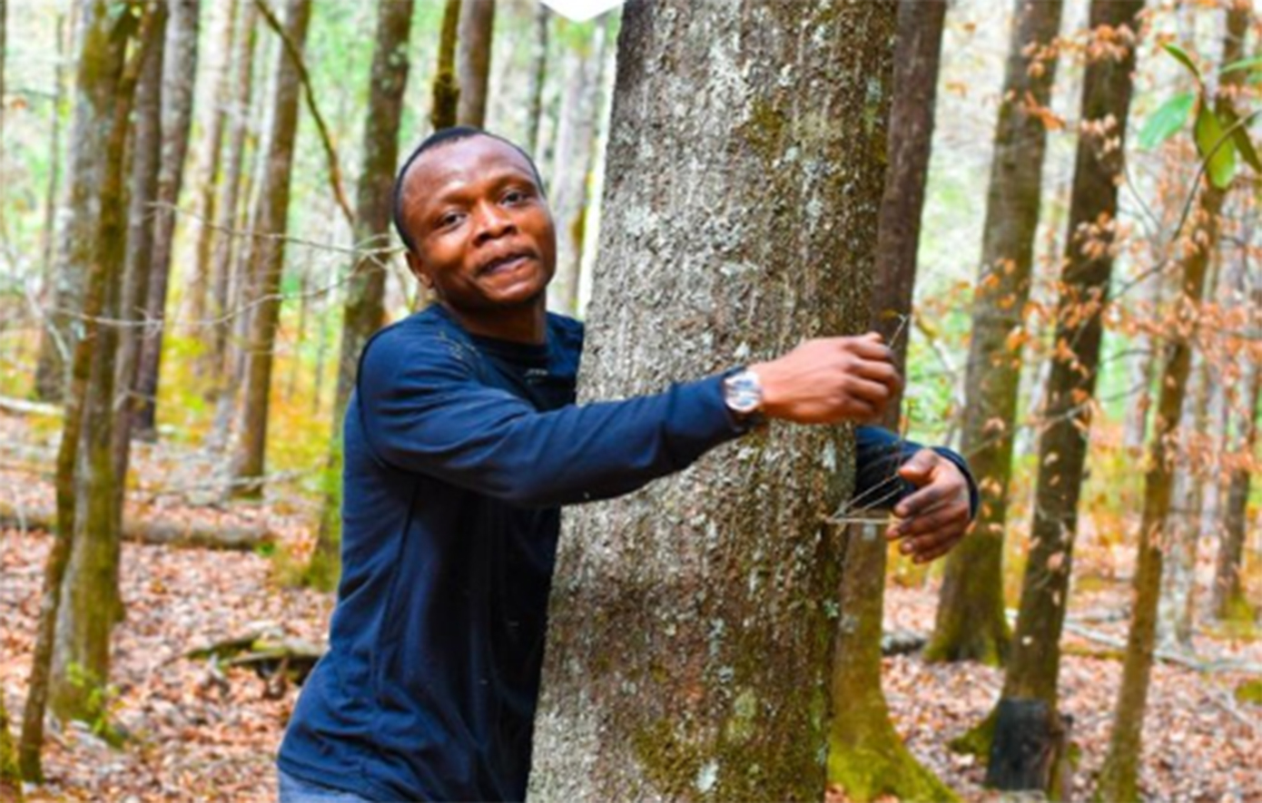 Αγκάλιασε σε 1 ώρα 1.123 δέντρα για να σπάσει το ρεκόρ Γκίνες