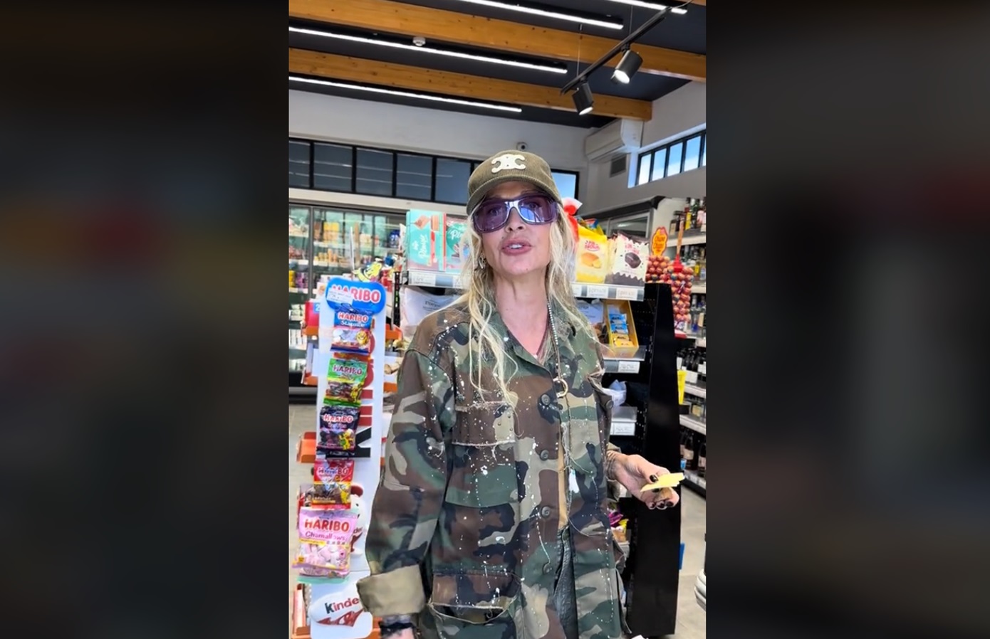 Η Άννα Βίσση ξεσήκωσε ένα σούπερ μάρκετ στην Σκύρο – Τραγούδησε το «Λεκέ» κι έγινε viral