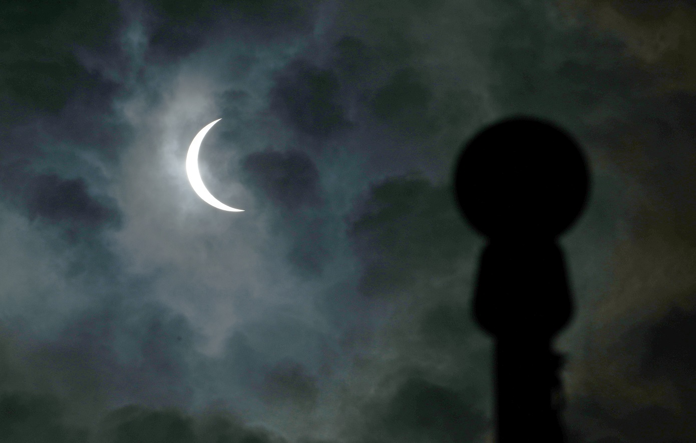 Εκατομμύρια άνθρωποι παρακολούθησαν την ολική έκλειψη Ηλίου &#8211; Μοναδικές εικόνες από το σπάνιο φαινόμενο
