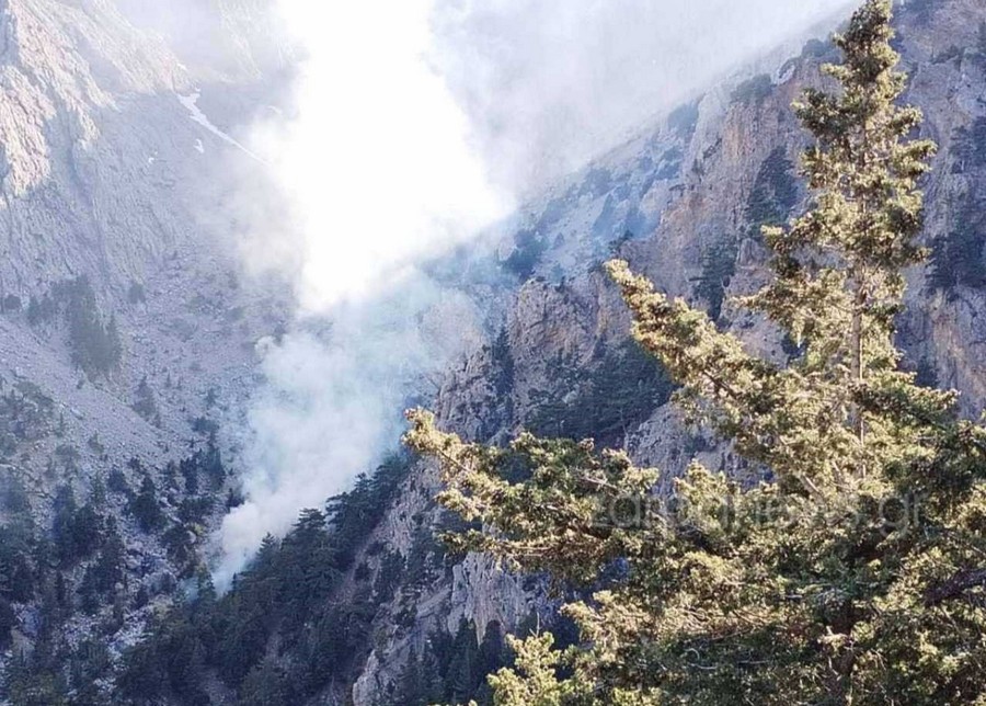 Κρήτη: Συνδράμει και πυροσβεστικό ελικόπτερο για την κατάσβεση της φωτιάς κοντά στο φαράγγι της Σαμαριάς