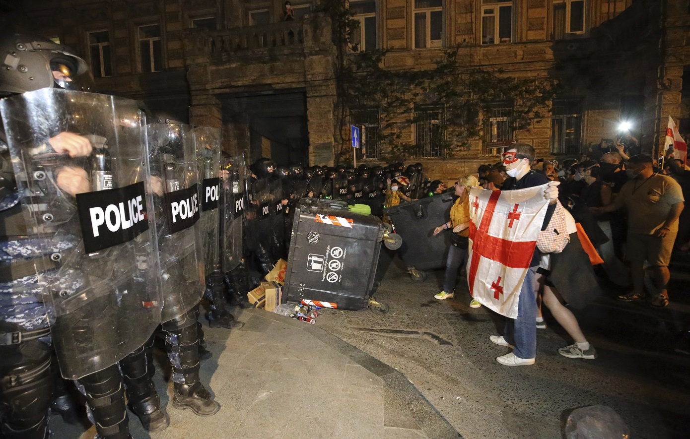 Επεισόδια στη Γεωργία: Δακρυγόνα και σφαίρες από καουτσούκ από την αστυνομία κατά διαδηλωτών