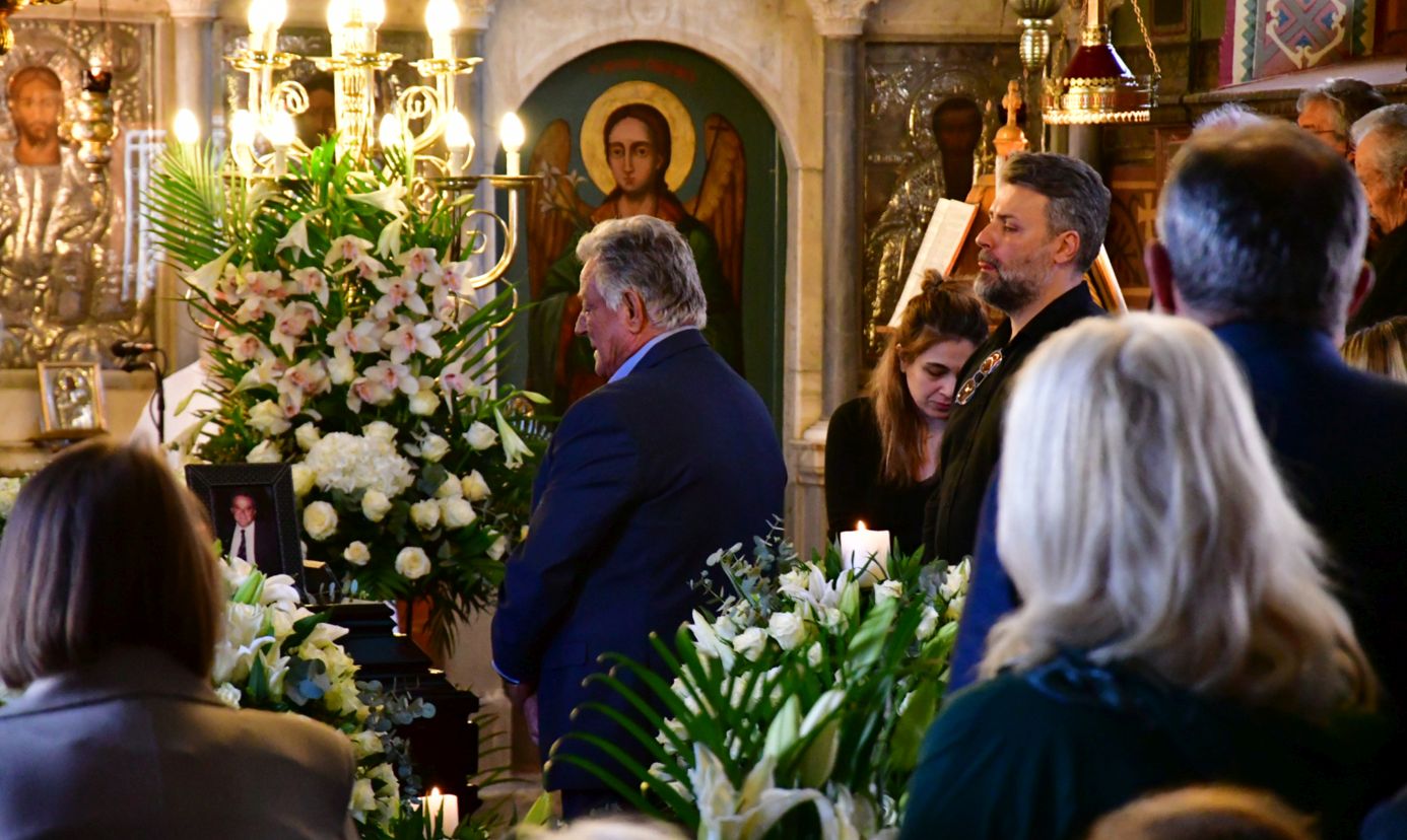 Οδύνη και θλίψη στην κηδεία του πατέρα του Γιάννη Καλλιάνου – Συντετριμμένος ο βουλευτής