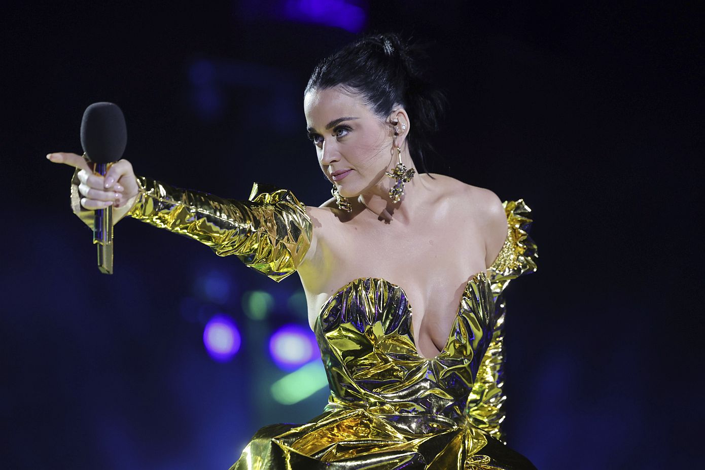 H Katy Perry έδειξε τη metallic τάση στα νύχια για όσες θέλουν ένα ξεχωριστό μανικιούρ