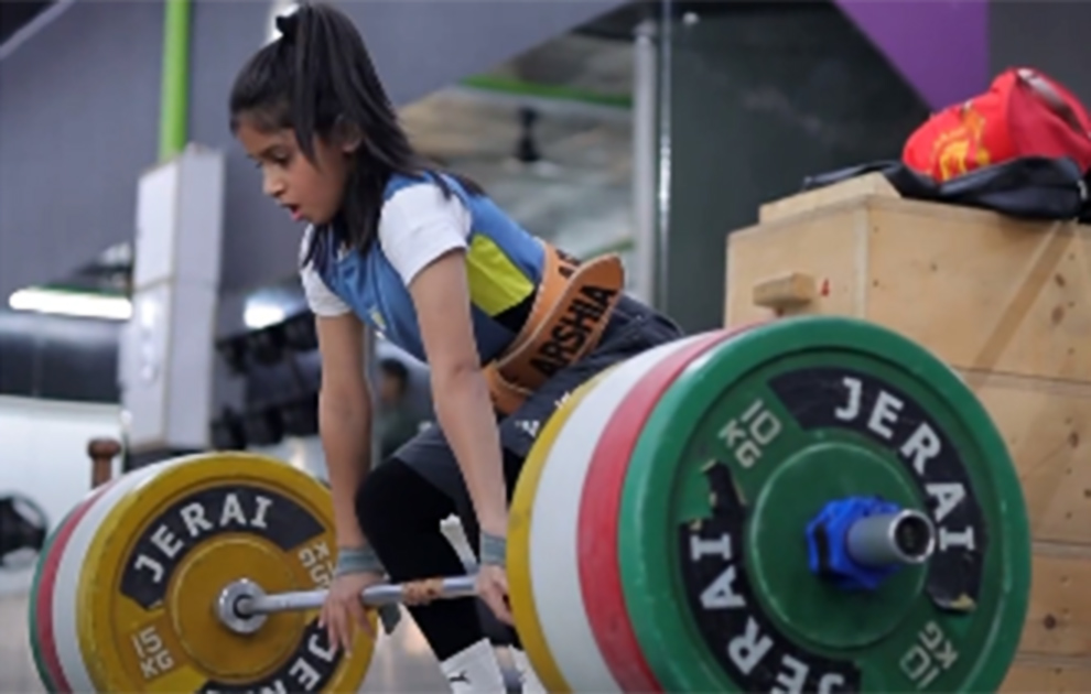 Το 9χρονο κορίτσι που σηκώνει τρεις φορές το σωματικό του βάρος – Απίστευτο βίντεο