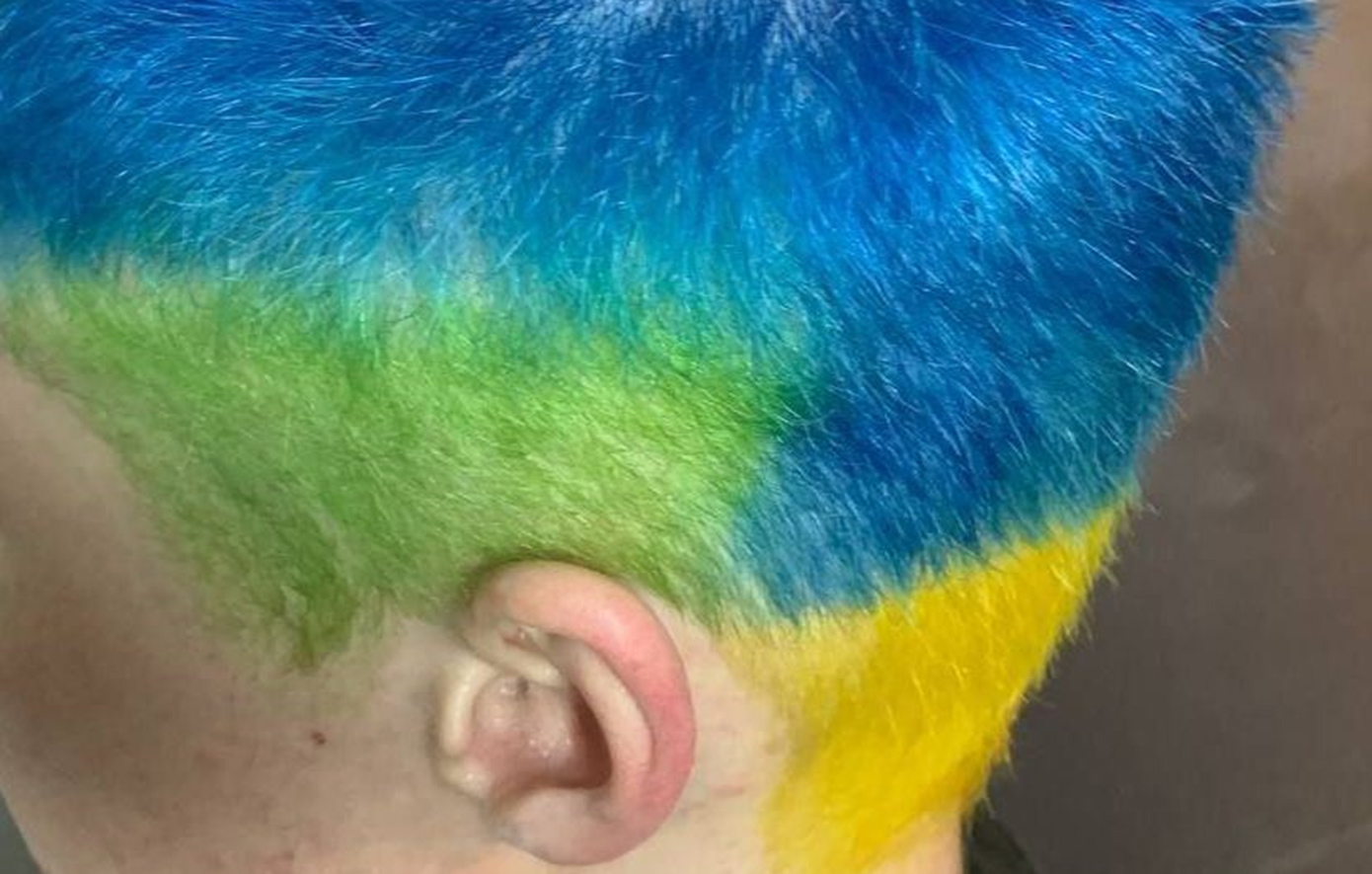 Ρώσος διώκεται επειδή έβαψε τα μαλλιά του με τα χρώματα της Ουκρανίας