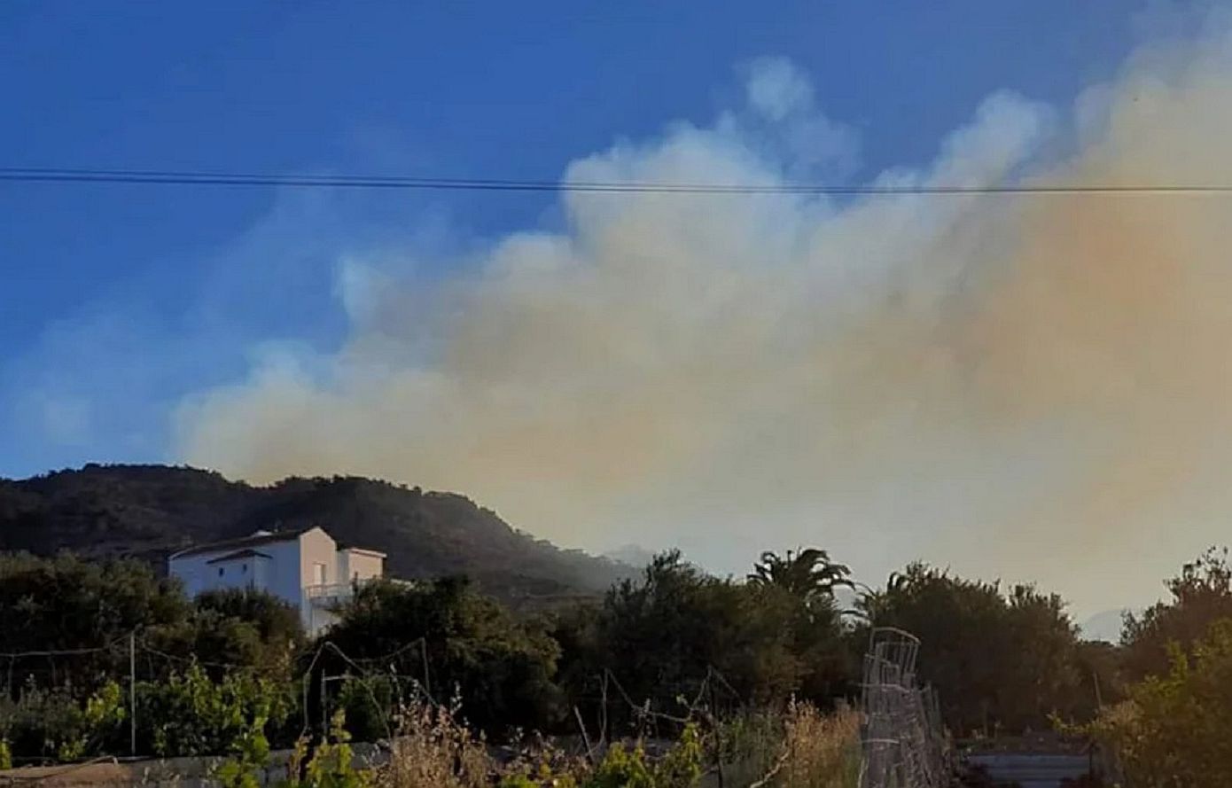 Μαίνεται η φωτιά στο Λασίθι &#8211; Μήνυμα του 112 για απομάκρυνση των κατοίκων από τέσσερις οικισμούς