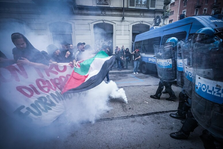 Συγκρούσεις της αστυνομίας με διαδηλωτές στο Τορίνο, όπου συνεδριάζουν οι υπουργοί Περιβάλλοντος της G7