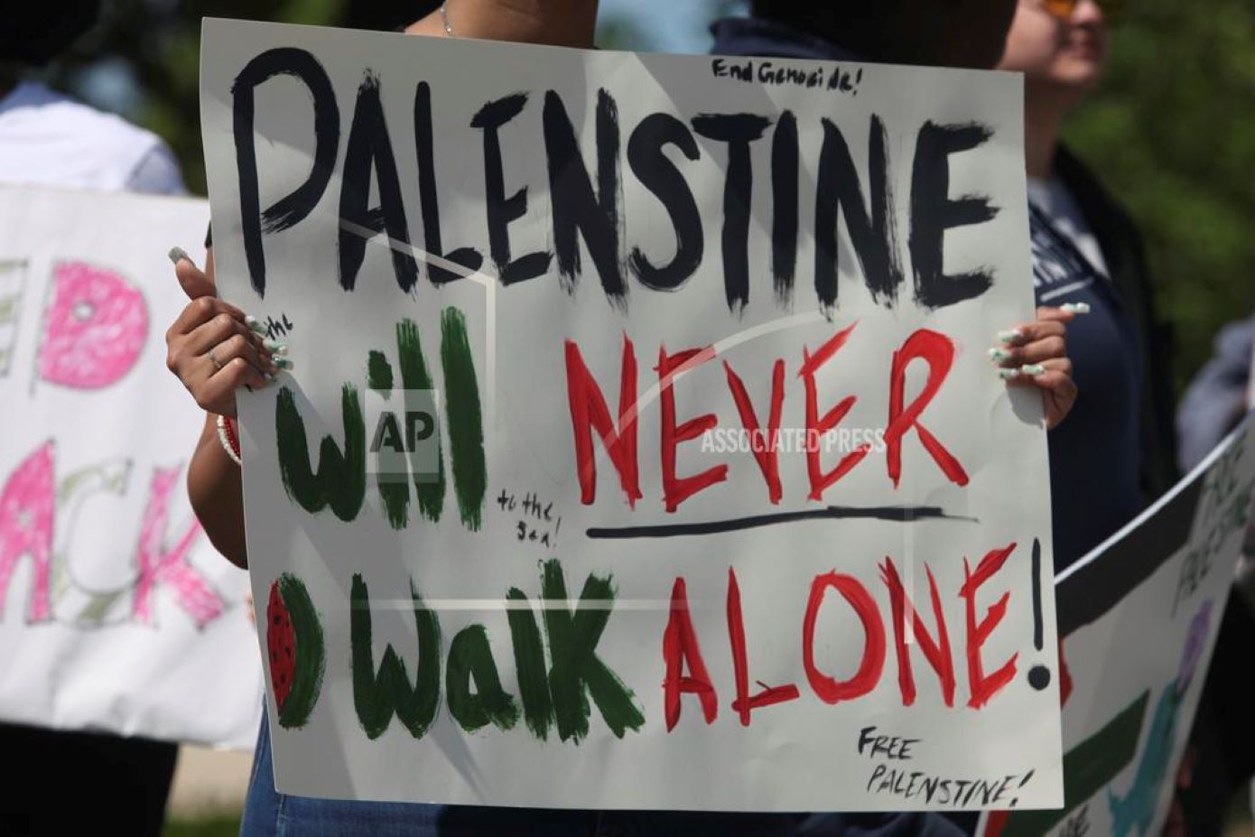 Φοιτητές στο Κολέγιο Τρίνιτι έστησαν έναν καταυλισμό, διαμαρτυρόμενοι για τον πόλεμο στη Γάζα