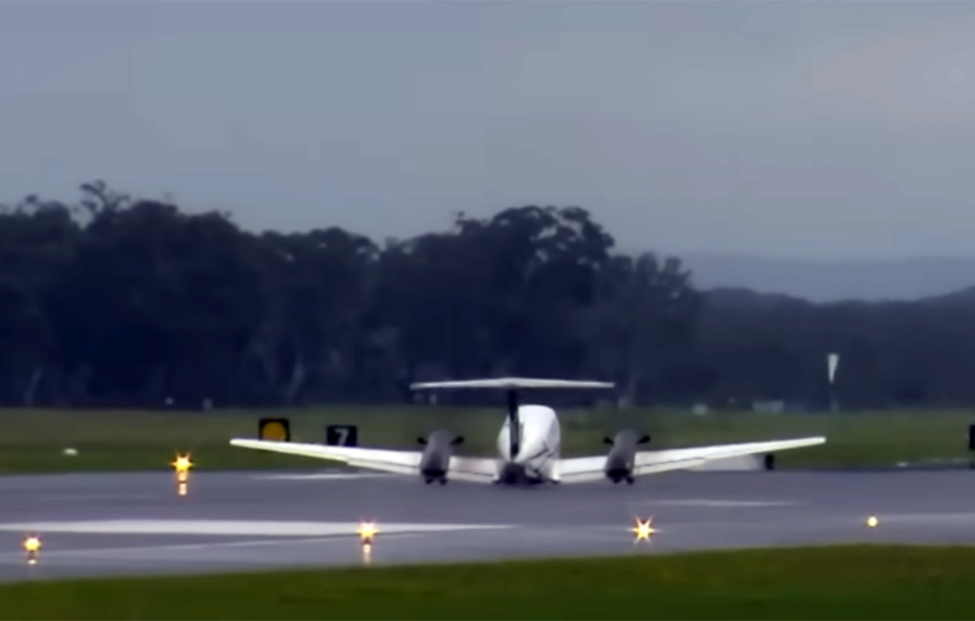 Ανώμαλη προσγείωση αεροσκάφους στην Αυστραλία μετά από βλάβη &#8211; Ο πιλότος κατάφερε επιτυχώς και το προσγείωσε «με την κοιλιά»