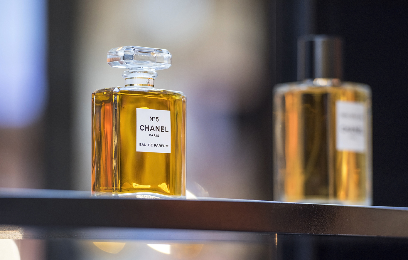 Σαν σήμερα 5 Μαΐου: Κυκλοφορεί το άρωμα Chanel No5 που είναι πιο παλιό και από την μπριγιαντίνη &#8211; Γιατί επιλέχθηκε το συγκεκριμένο από την Κοκό
