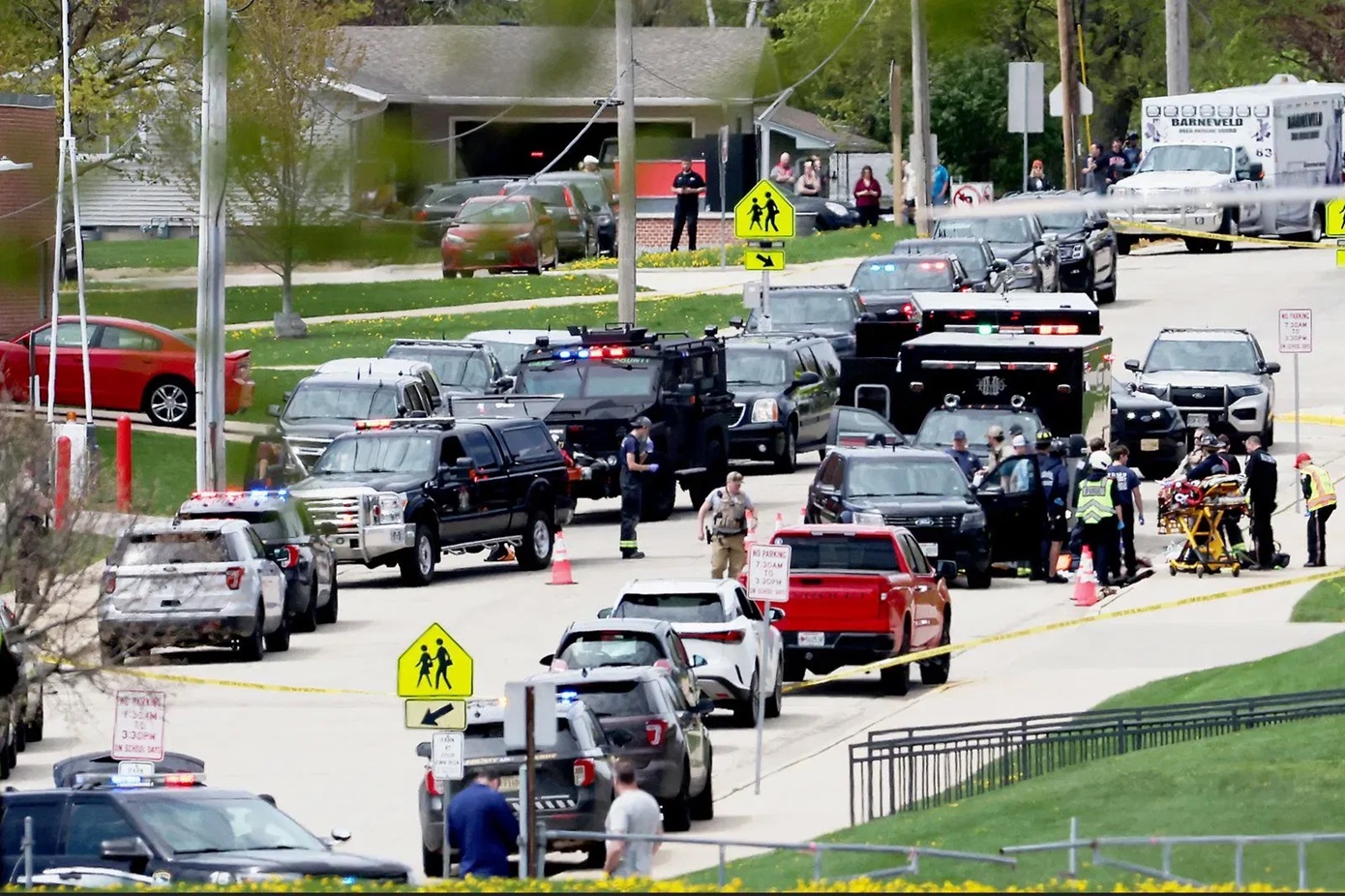 Αστυνομικοί πυροβόλησαν και σκότωσαν ένοπλο μαθητή έξω από σχολείο των ΗΠΑ