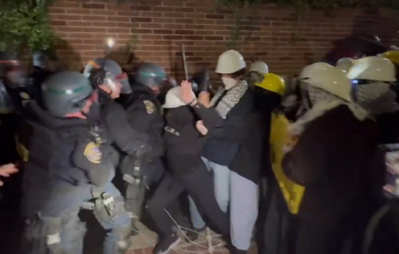 Σε εξέλιξη η επέμβαση της Αστυνομίας στο UCLA για τους φοιτητές που διαδηλώνουν υπέρ της Παλαιστίνης &#8211; LIVE εικόνα