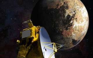 Εικαστική απεικόνιση του New Horizons κατά το πέρασμά του από τον Πλούτωνα, το οποίο θα γίνει μεθαύριο Τρίτη, 14 Ιουλίου, στις 3 το μεσημέρι ώρα Ελλάδος. Αποχρώσεις του κόκκινου και του καφέ εμφανίζουν οι πρώτες έγχρωμες εικόνες του Πλούτωνα, ενώ στο βάθος διακρίνεται ο μεγάλος δορυφόρος του πλανήτη, ο Χάροντας (φωτ.: NASA).