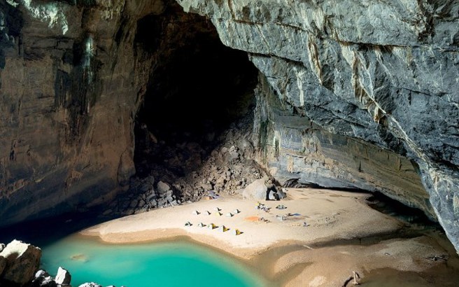 Μια μαγευτική παραλία μέσα σε ένα σπήλαιο