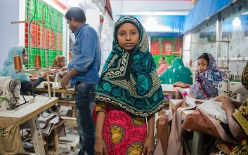 Αποτέλεσμα εικόνας για Αυτά τα παιδικά χέρια ράβουν τα ρούχα μας στο Μπαγκλαντές