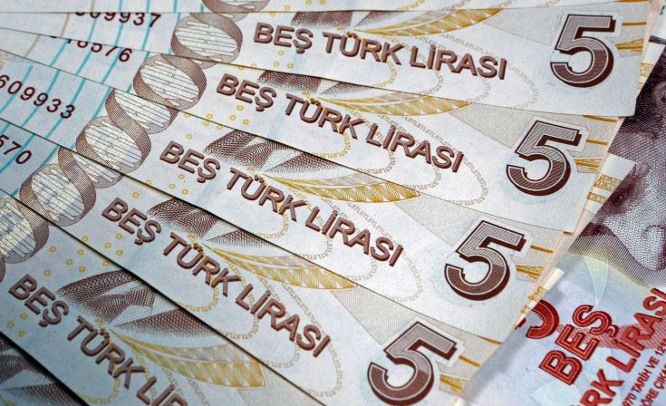 Η αποδυνάμωση της λίρας αποτελεί κίνδυνο για τις τουρκικές βιομηχανίες