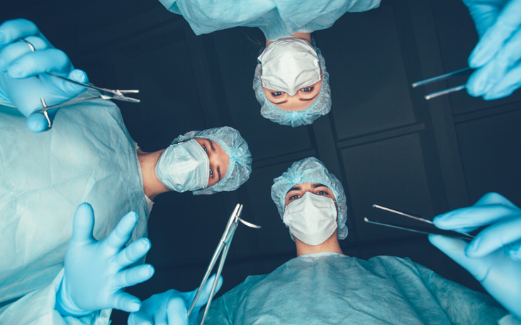 Για ποιο λόγο οι χειρουργοί φοράνε μπλε ή πράσινες στολές;