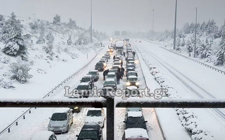 Εγκλωβισμένοι οδηγοί στο χιονιά και ουρές χιλιομέτρων στην εθνική οδό