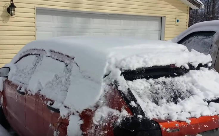 Ο πιο... δυνατός τρόπος να καθαρίσεις το αυτοκίνητο από το χιόνι