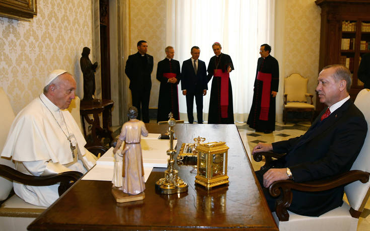 Mετάλλιο με τον «Άγγελο της ειρήνης» έδωσε στον Ερντογάν ο Πάπας
