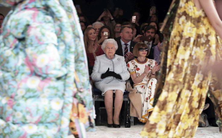 Στην εβδομάδα μόδας… η 91χρονη βασίλισσα Ελισάβετ