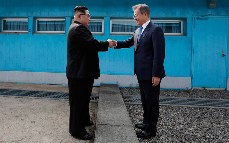Η ιστορική συνάντηση των ηγετών Βόρειας και Νότιας Κορέας στον φακό