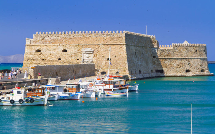 Το κάστρο-φρουρός στο λιμάνι του Ηρακλείου